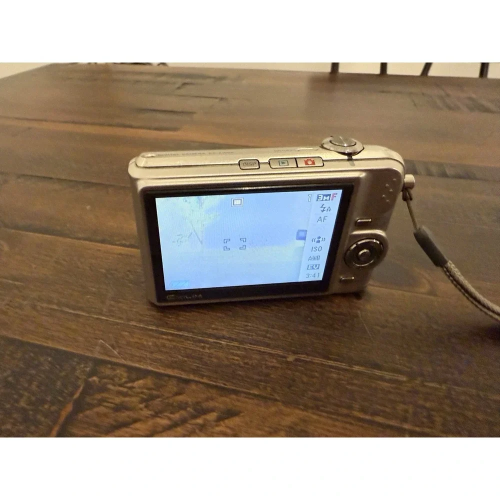 Casio EXILIM EX-Z1000 10.1 MP 3x Optical Digital Camera W/ Batt Card Chrgr READ